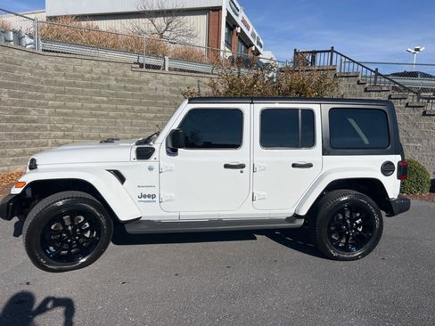 Used 2022 Jeep Wrangler Unlimited Sahara w/ Cold Weather Group image 29