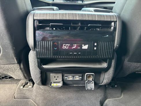 Used 2024 Jeep Wagoneer Series II w/ Flexible Seating Group AWD/4WD image 27