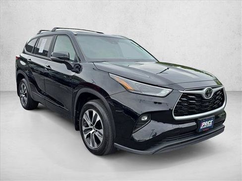 Used 2023 Toyota Highlander XLE AWD/4WD image 3