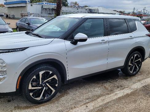Used 2024 Mitsubishi Outlander SE image 2