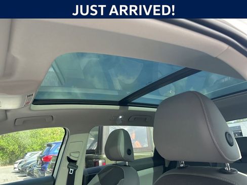 Used 2023 Volkswagen Taos SE w/ Panoramic Sunroof Package FWD image 27