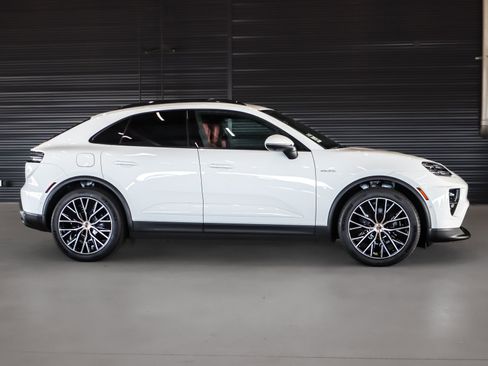 New 2026 Porsche Macan 4 Electric image 11