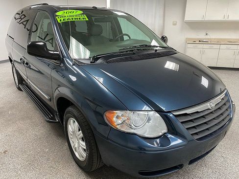 Used 2007 Chrysler Town & Country Touring w/ Leather Interior Group image 3