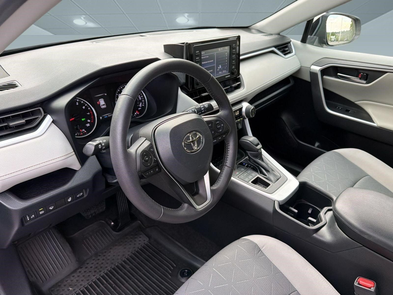 Used 2022 Toyota RAV4 XLE w/ Convenience Package AWD/4WD image 4