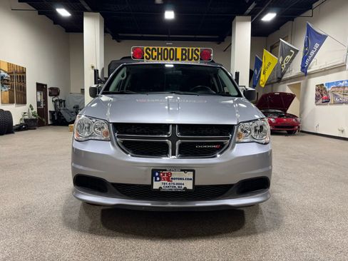 Used 2018 Dodge Grand Caravan SE image 2