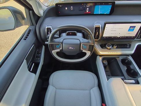 Used 2025 Ford Expedition Platinum AWD/4WD image 16