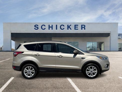 Used 2017 Ford Escape SE w/ Equipment Group 201A AWD/4WD image 2