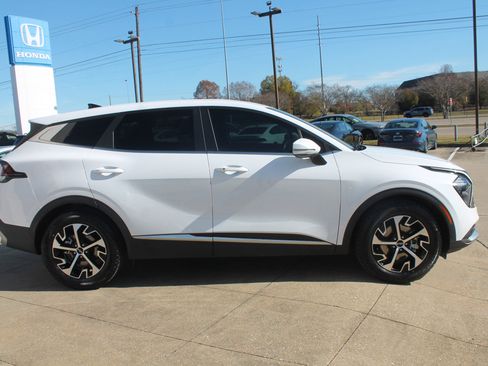 Used 2023 Kia Sportage EX image 4