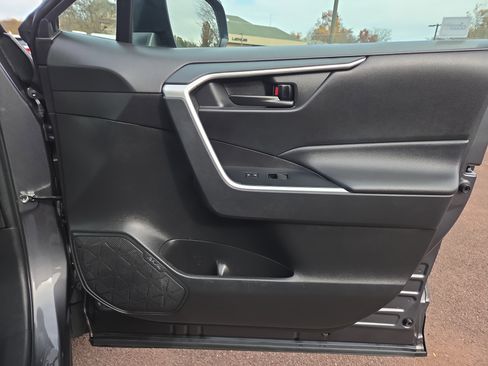 Used 2022 Toyota RAV4 LE image 17