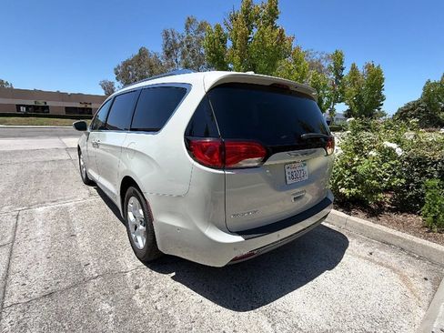 Used 2020 Chrysler Pacifica Limited w/ Advanced Safetytec Group FWD image 6