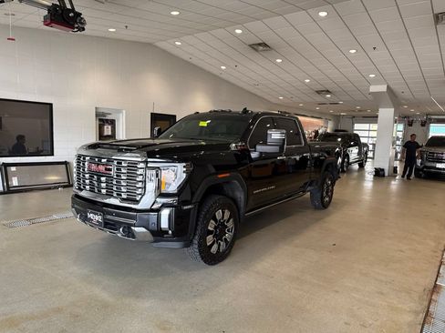 Used 2024 GMC Sierra 2500 Denali w/ Denali Reserve Package AWD/4WD image 3