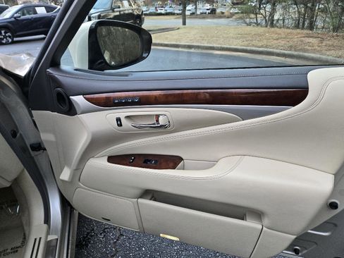 Used 2015 Lexus LS 460 w/ Comfort Package image 12