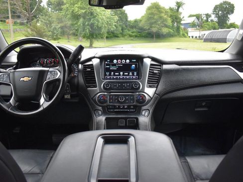 Used 2018 Chevrolet Suburban LT image 21