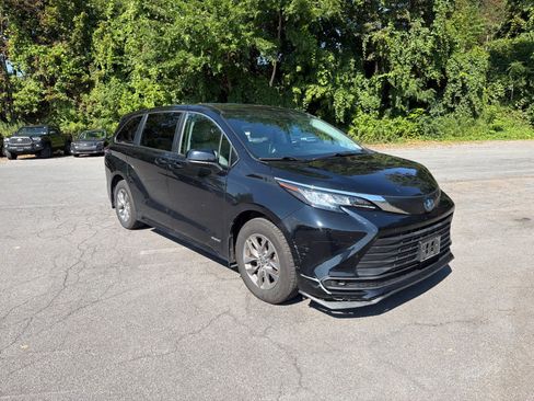 Used 2021 Toyota Sienna LE AWD/4WD image 3