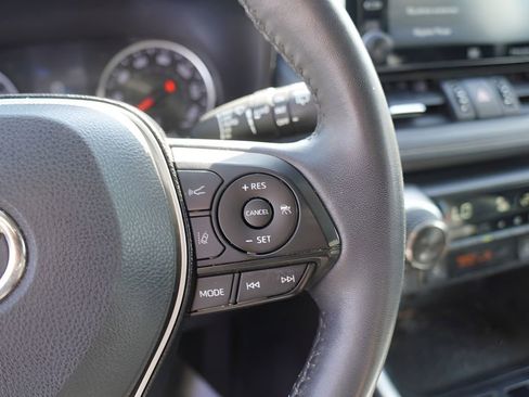 Used 2021 Toyota RAV4 XLE Premium image 23