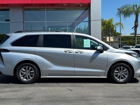 Certified 2023 Toyota Sienna LE image 4