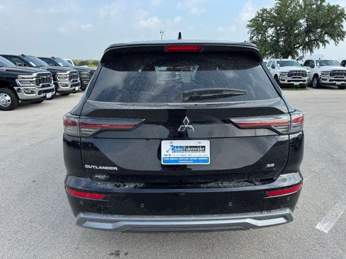 Used 2025 Mitsubishi Outlander SE FWD image 4