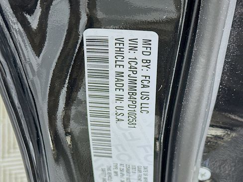 Used 2023 Jeep Cherokee Altitude Lux image 12