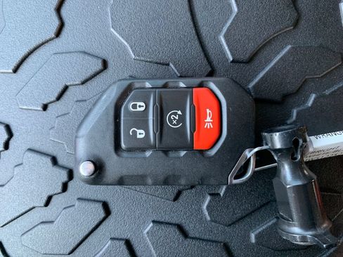 Used 2021 Jeep Wrangler Unlimited Sahara AWD/4WD image 30