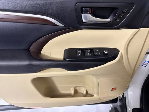 Used 2016 Toyota Highlander Limited FWD image 11