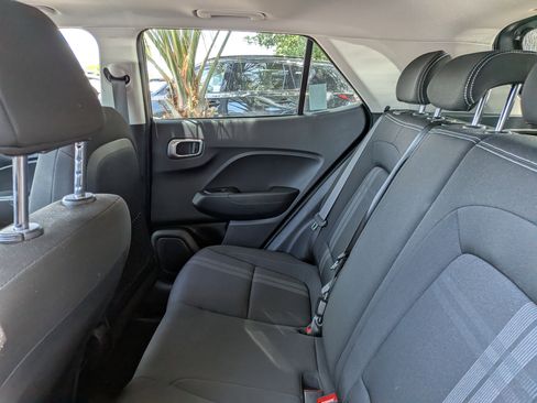 Used 2024 Hyundai Venue SEL FWD image 11