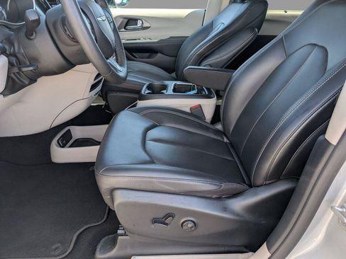 Used 2024 Chrysler Pacifica Touring-L FWD image 11