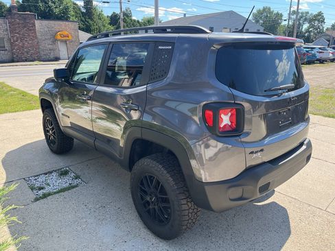 Used 2016 Jeep Renegade Latitude AWD/4WD image 5
