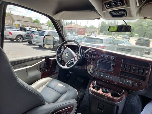 Used 2018 Chevrolet Express 2500 w/ Enhanced Convenience Package image 10
