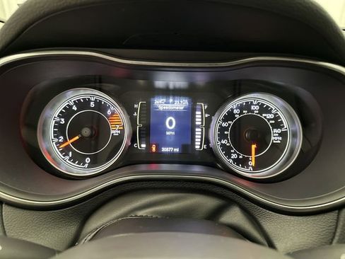 Used 2021 Jeep Cherokee Latitude Plus AWD/4WD image 12