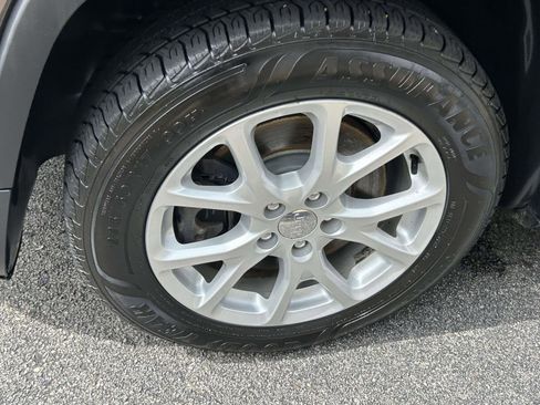 Used 2017 Jeep Cherokee Latitude w/ Comfort/Convenience Group FWD image 5