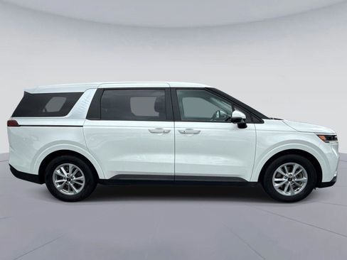 Used 2024 Kia Carnival LX image 2