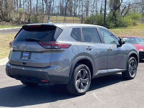 Used 2024 Nissan Rogue SV image 3