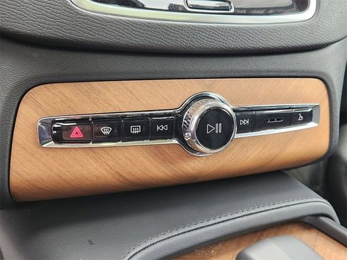 Used 2025 Volvo XC90 B6 Plus image 16