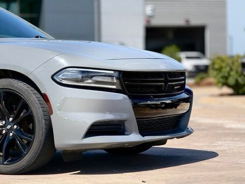 Used 2018 Dodge Charger SXT w/ Blacktop Package RWD image 8