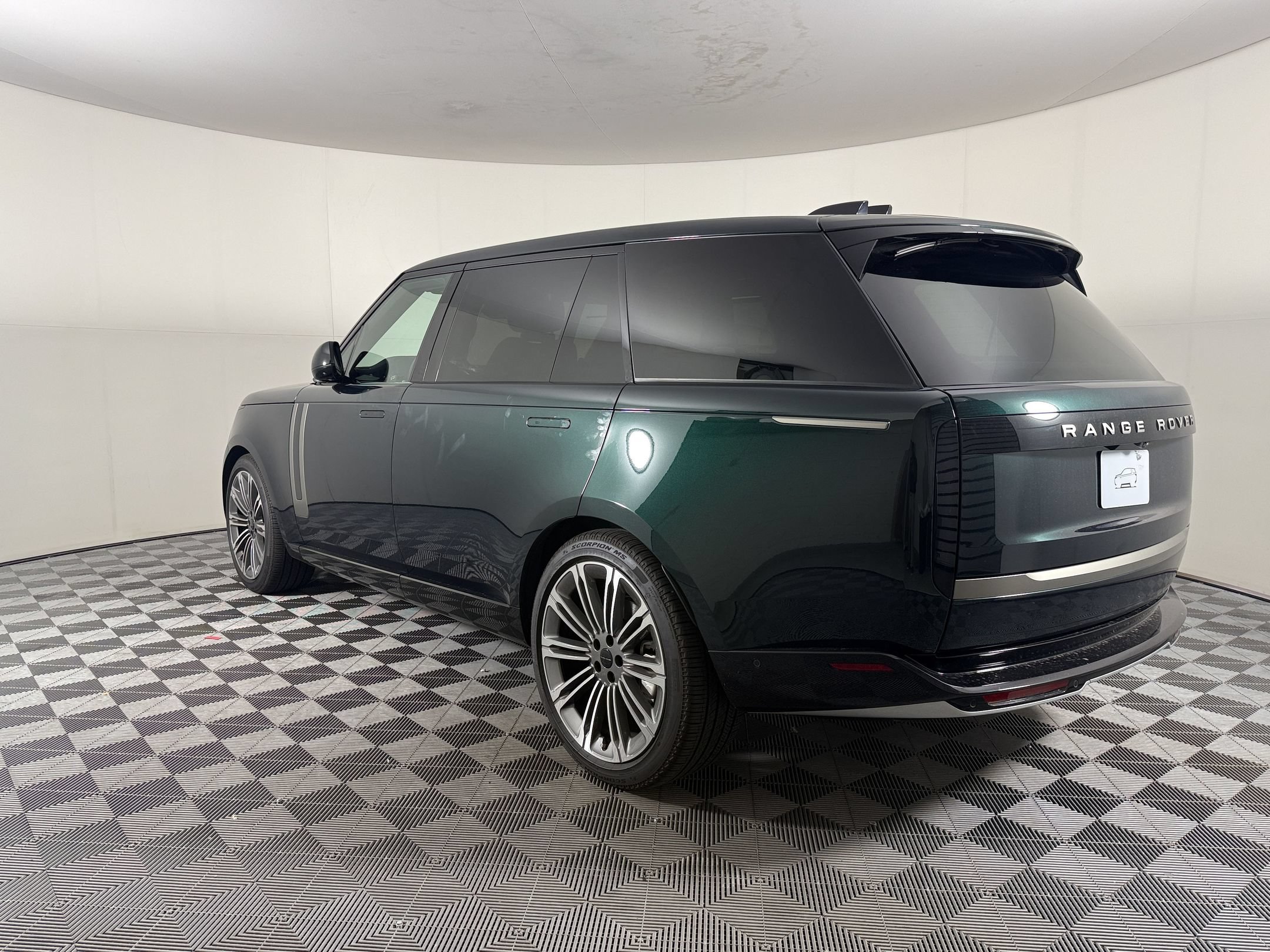 Used 2026 Land Rover Range Rover Long Wheelbase SE AWD/4WD image 3