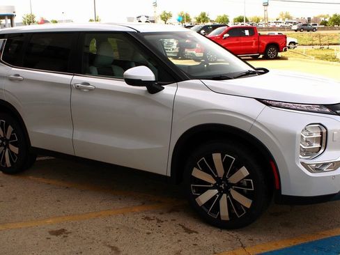 New 2025 Mitsubishi Outlander SE image 4