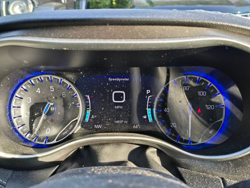 Used 2025 Chrysler Pacifica Select AWD/4WD image 33