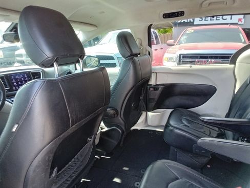 Used 2018 Chrysler Pacifica Touring-L FWD image 11