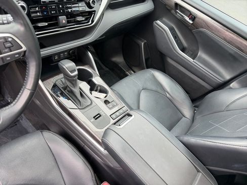 Used 2022 Toyota Highlander Platinum AWD/4WD image 18