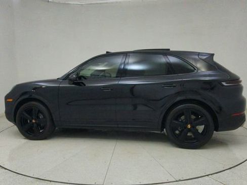 Used 2025 Porsche Cayenne w/ Premium Package image 69