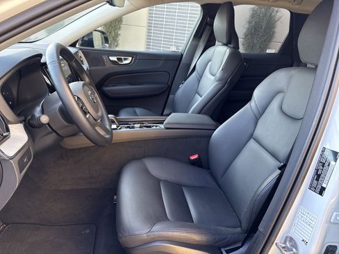 Used 2025 Volvo XC60 B5 Plus image 16