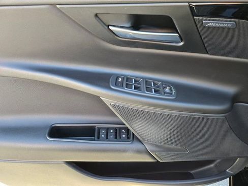 Used 2017 Jaguar XE Premium image 24