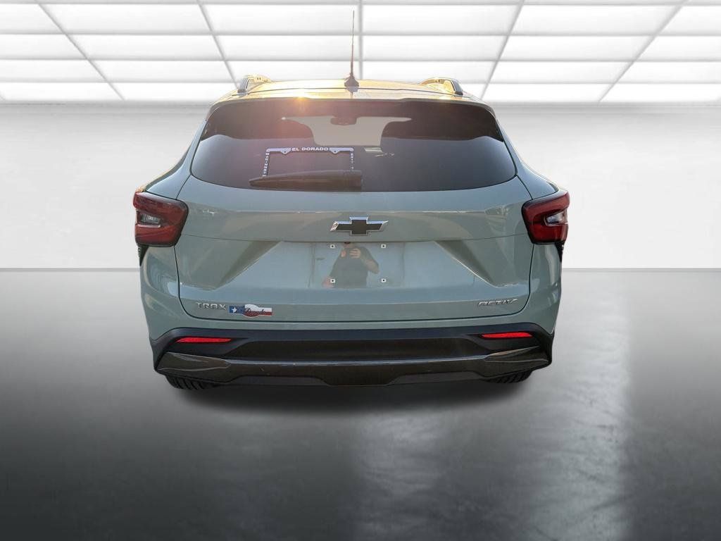 Used 2024 Chevrolet Trax ACTIV w/ Sunroof Package FWD image 3