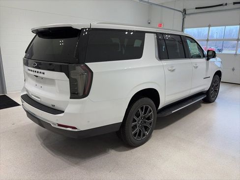 New 2026 Chevrolet Suburban LT image 6
