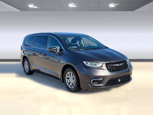 Used 2023 Chrysler Pacifica Touring-L image 7