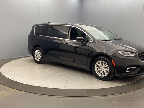 Used 2023 Chrysler Pacifica Touring-L FWD image 7