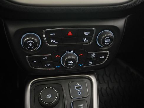 Certified 2020 Jeep Compass Latitude image 33