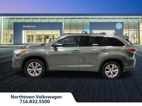 Used 2016 Toyota Highlander Plus AWD/4WD image 2
