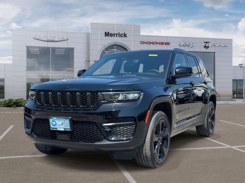 Used 2023 Jeep Grand Cherokee Altitude AWD/4WD image 4