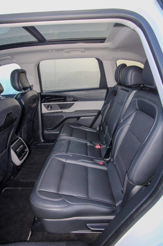 Used 2024 Lincoln Nautilus Premier w/ Equipment Group 102A AWD/4WD image 8